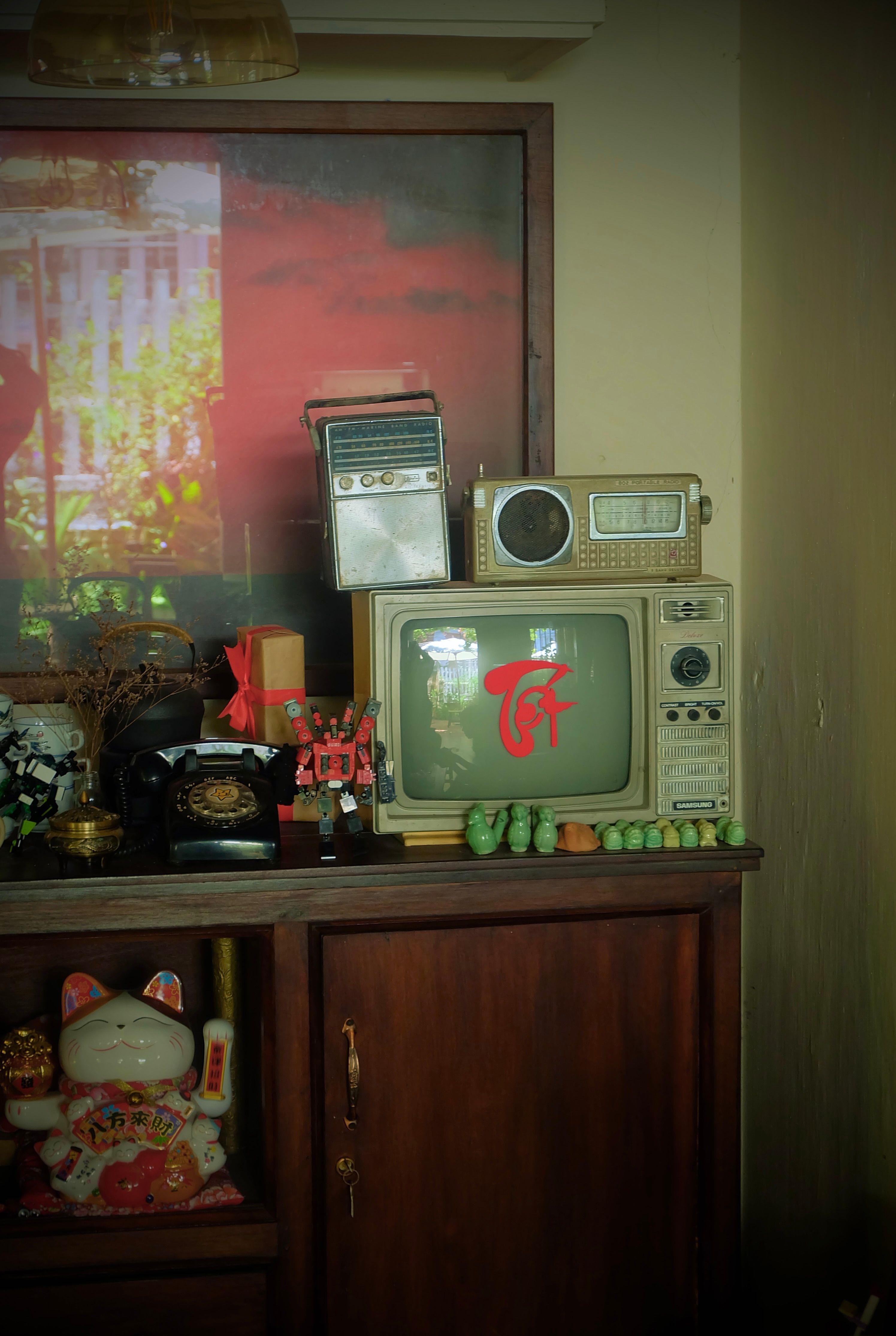 Retro TV and radios in a cozy Hội An interior with cultural decor.