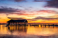 佛罗里达州印第安帕斯码头的日落很美，鲜艳的色彩倒映在水面上