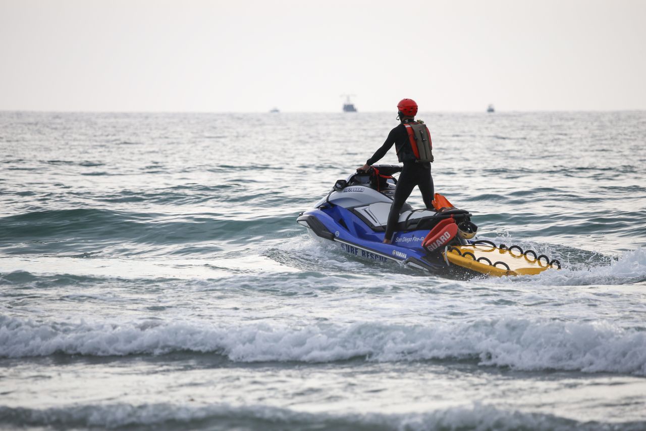 Jet ski na moru blizu obale