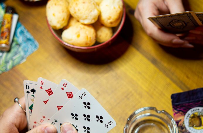 Online Casino: Spielautomaten und Live-Spiele im Überblick