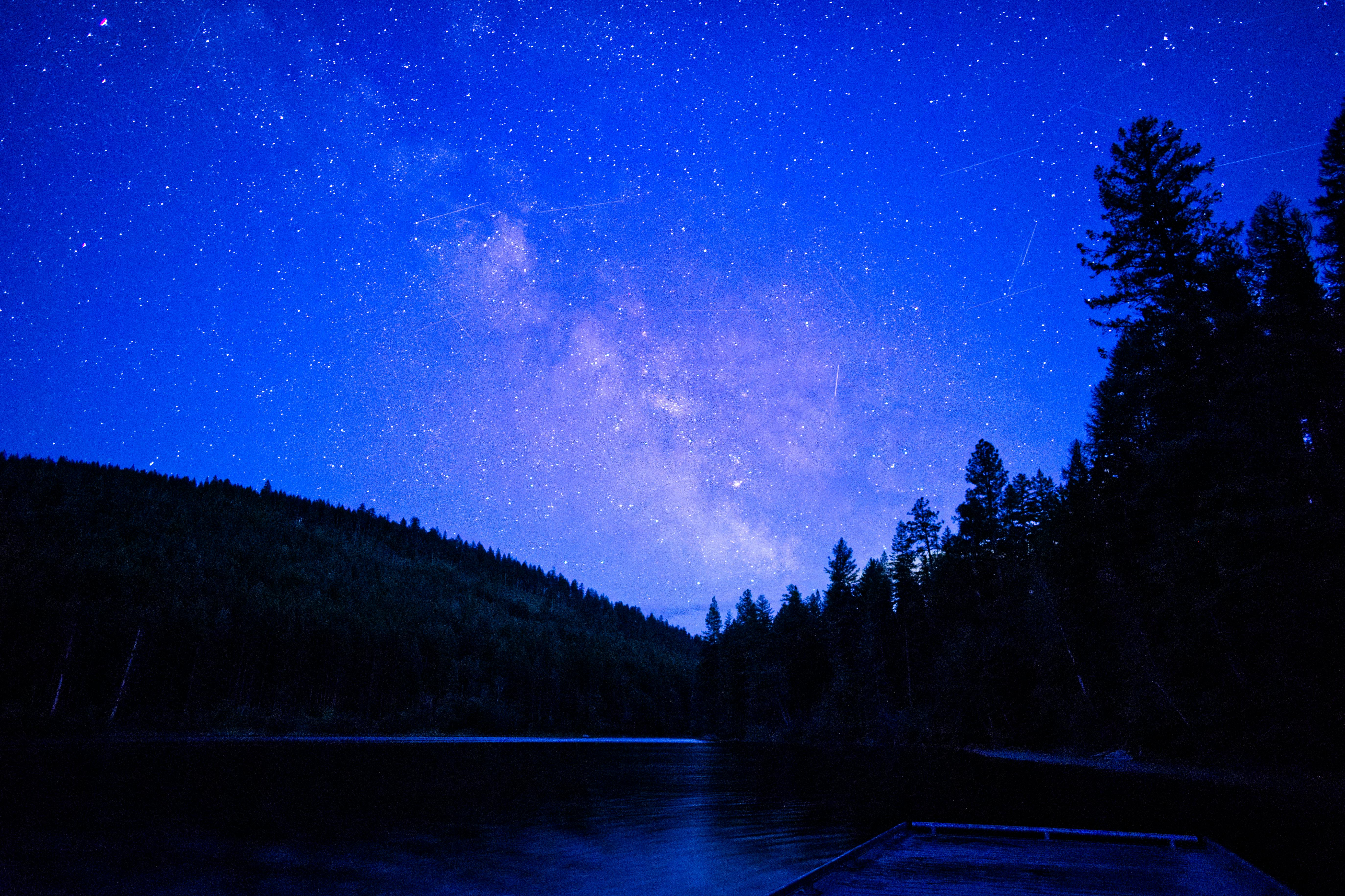 the milky way over a lake at night