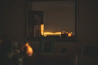 黄昏时分，温暖而迷人的房间内，镜子反射着微光