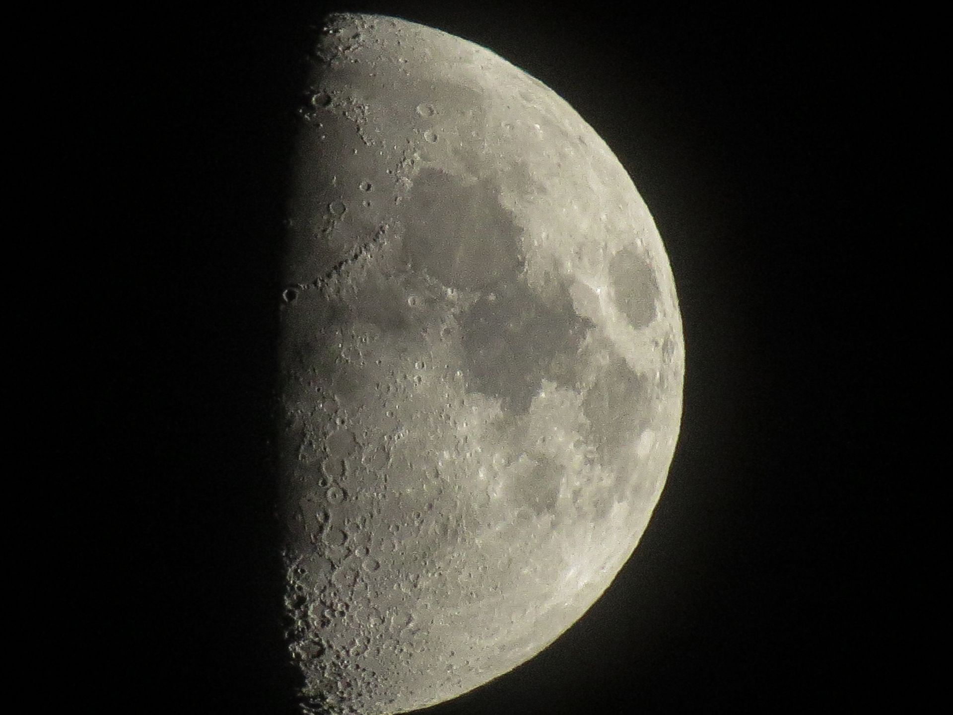 Huellas de vehículo en el polvo de la superficie lunar