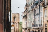 一条欧洲街道，历史建筑林立，外墙色彩鲜艳，还有一座著名的钟楼