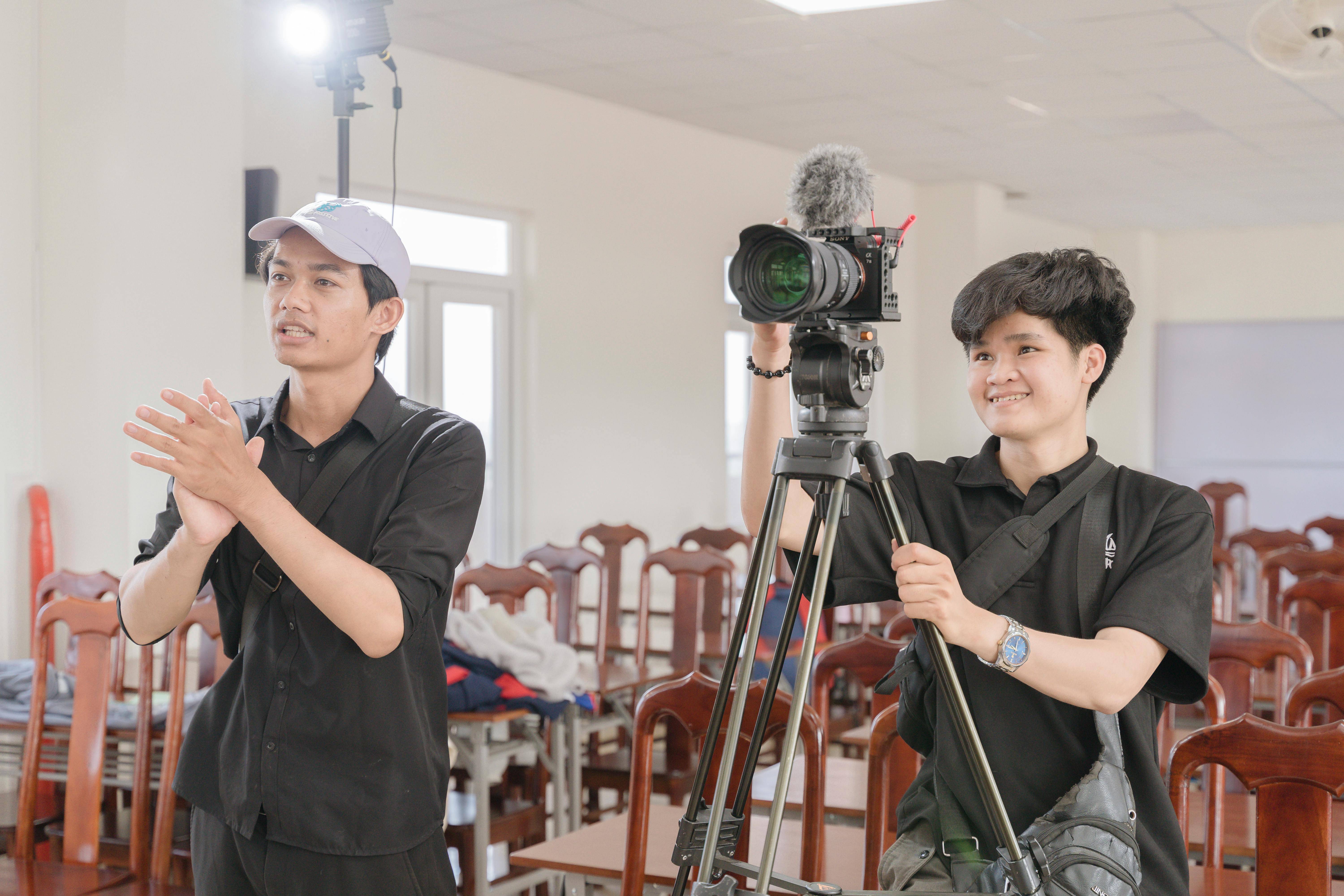 UH Launches Online Film and Media Leadership Certificate — Photo by Nay  Sa Muel on Pexels