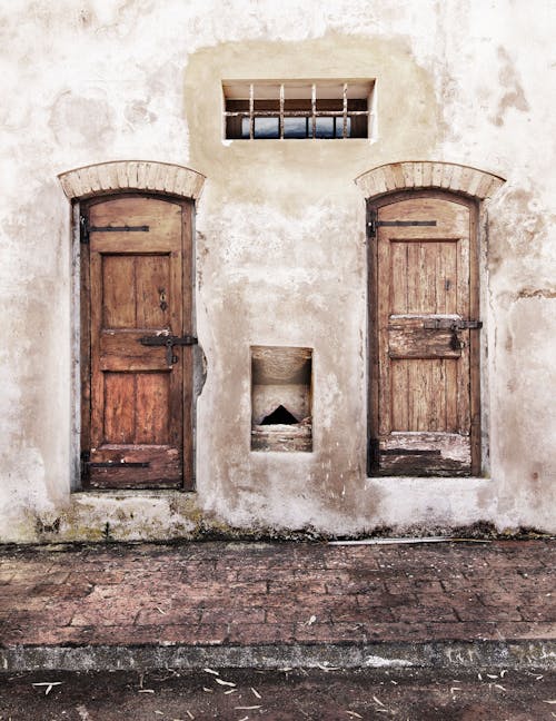 Fotografia Minimalista Di Due Porte In Legno Chiuse