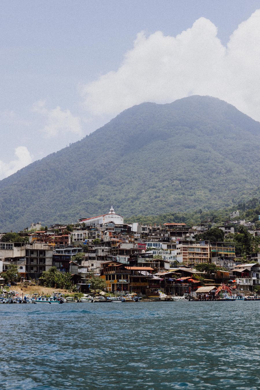 Paisaje de San Pedro La Laguna junto al lago con el volcán detrás (vertical, 5303x7950).