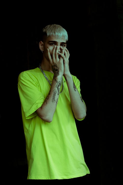 Foto De Hombre Vestido Con Camisa Verde Neón