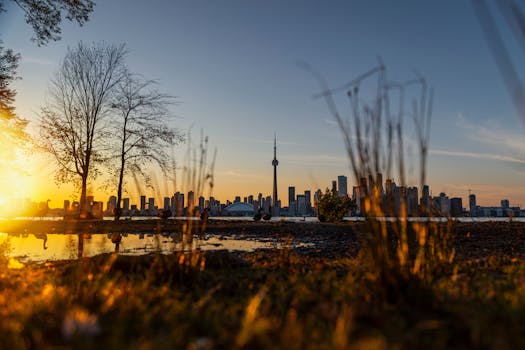 黄金时段，多伦多天际线与加拿大国家电视塔的迷人景色，以及生动的日落倒影尽收眼底