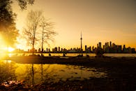 黄金时段，多伦多天际线上加拿大国家电视塔的轮廓倒映在水中