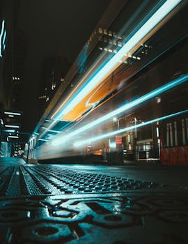 明尼阿波利斯的城市夜景照片中，交通灯光的条纹充满活力