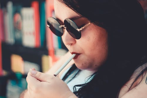 Kostnadsfri bild av attraktiv, cigarett, elegant