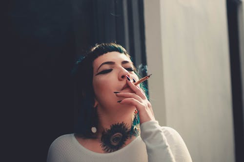 흡연하는 여자의 사진