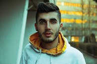 一名时尚男子在德黑兰的现代城市背景下户外摆姿势