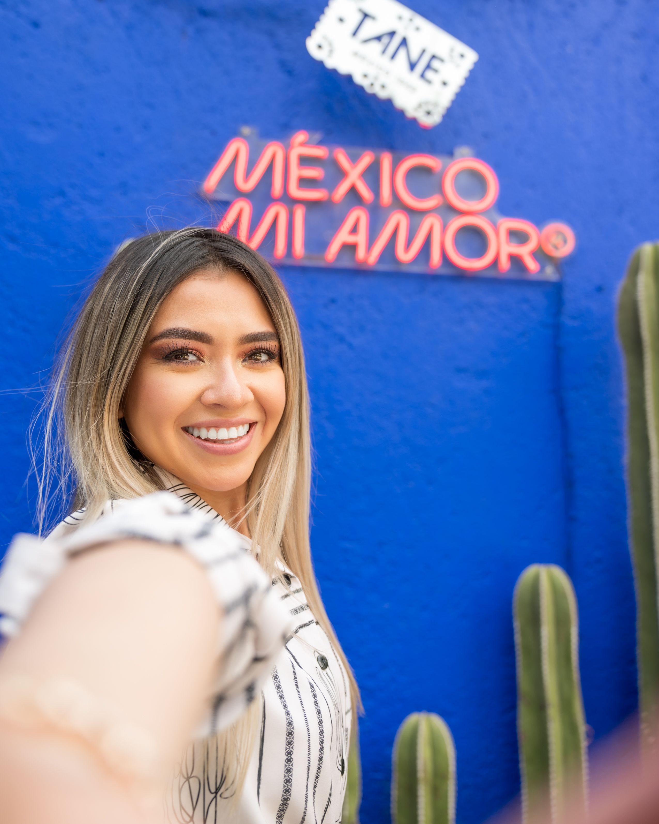 A woman taking a selfie in front of a mexico sign · Free Stock Photo