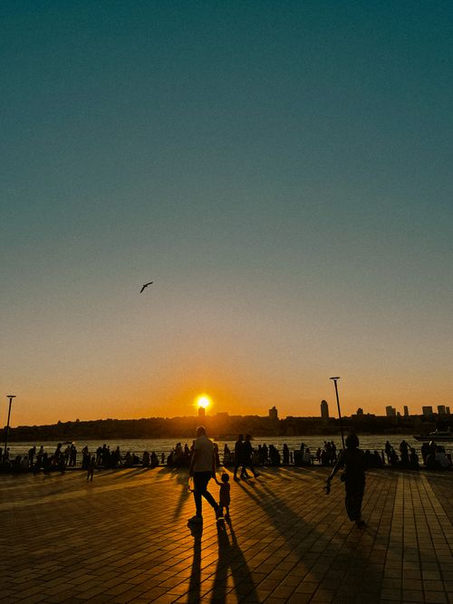 Free A beautiful sunset view with silhouettes of people by the Bosphorus in Istanbul, Türkiye. Stock Photo