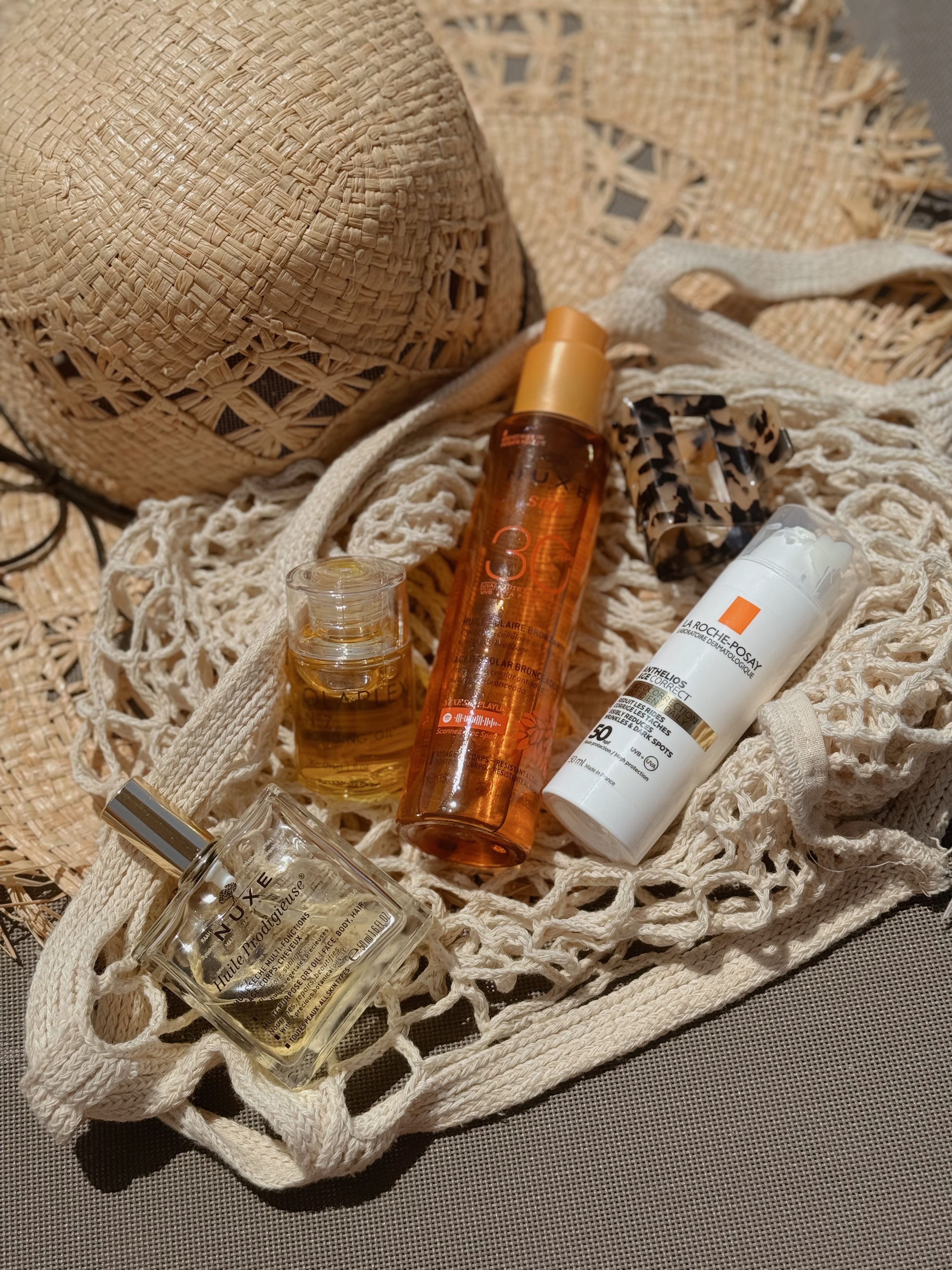 Kosmetyki do pielęgnacji skóry w plażowej torbie