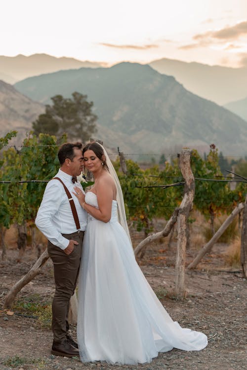 Безкоштовне стокове фото на тему «вертикальні постріл, весільна сукня, весільна фотографія» стокове фото