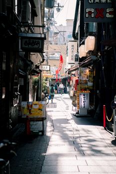 大阪的街道充满活力，商店、餐馆和人们都反映了日本的城市文化
