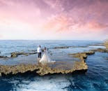 一对夫妇在日落时分，于平静的海边举行了一场充满活力的婚礼，并被拍摄下来