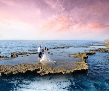 一对夫妇在日落时分，于平静的海边举行了一场充满活力的婚礼，并被拍摄下来