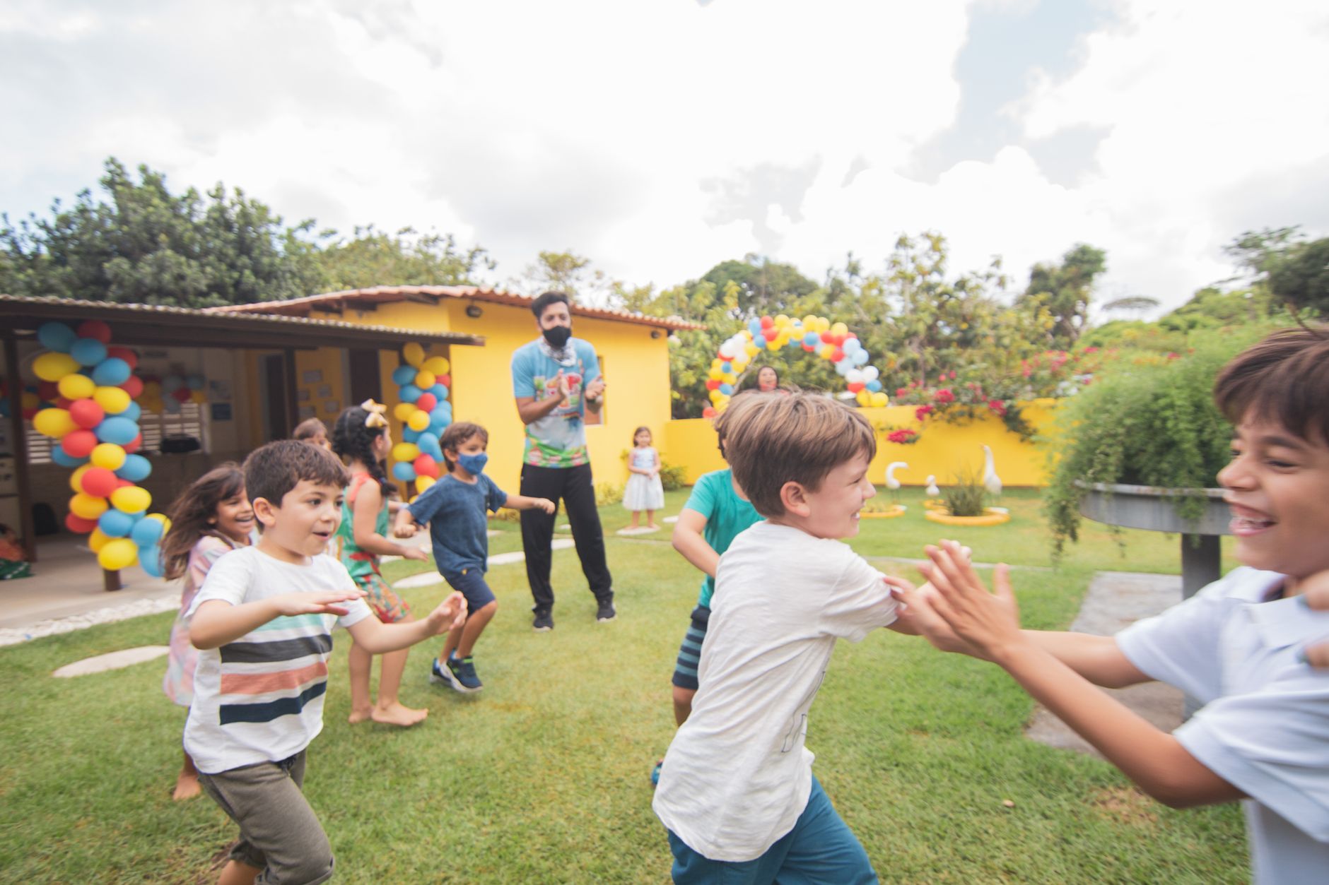 Kindergeburtstag nimmt den gesamten Freizeitbereich ein und hinterlässt Schmutzspur auf einem Platz im Jardim Botânico; lernen Sie die Regeln für Veranstaltungen kennen