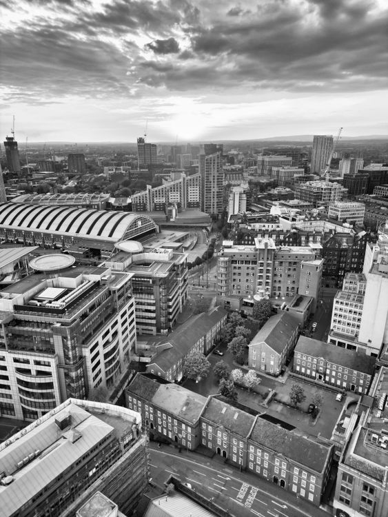 Black and white photo of a city skyline · Free Stock Photo