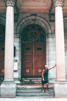 一名身着运动装的男子正在蒙特利尔探索历史建筑