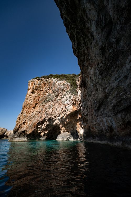 Free Stunning limestone cliff with calm ocean waters under a clear blue sky, perfect for travel enthusiasts. Stock Photo