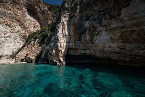 Free Explore the vibrant turquoise waters and stunning limestone cliffs of this serene seaside location. Stock Photo