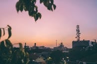 雅加达在黄昏时分显得宁静，建筑物呈现剪影，天空柔和