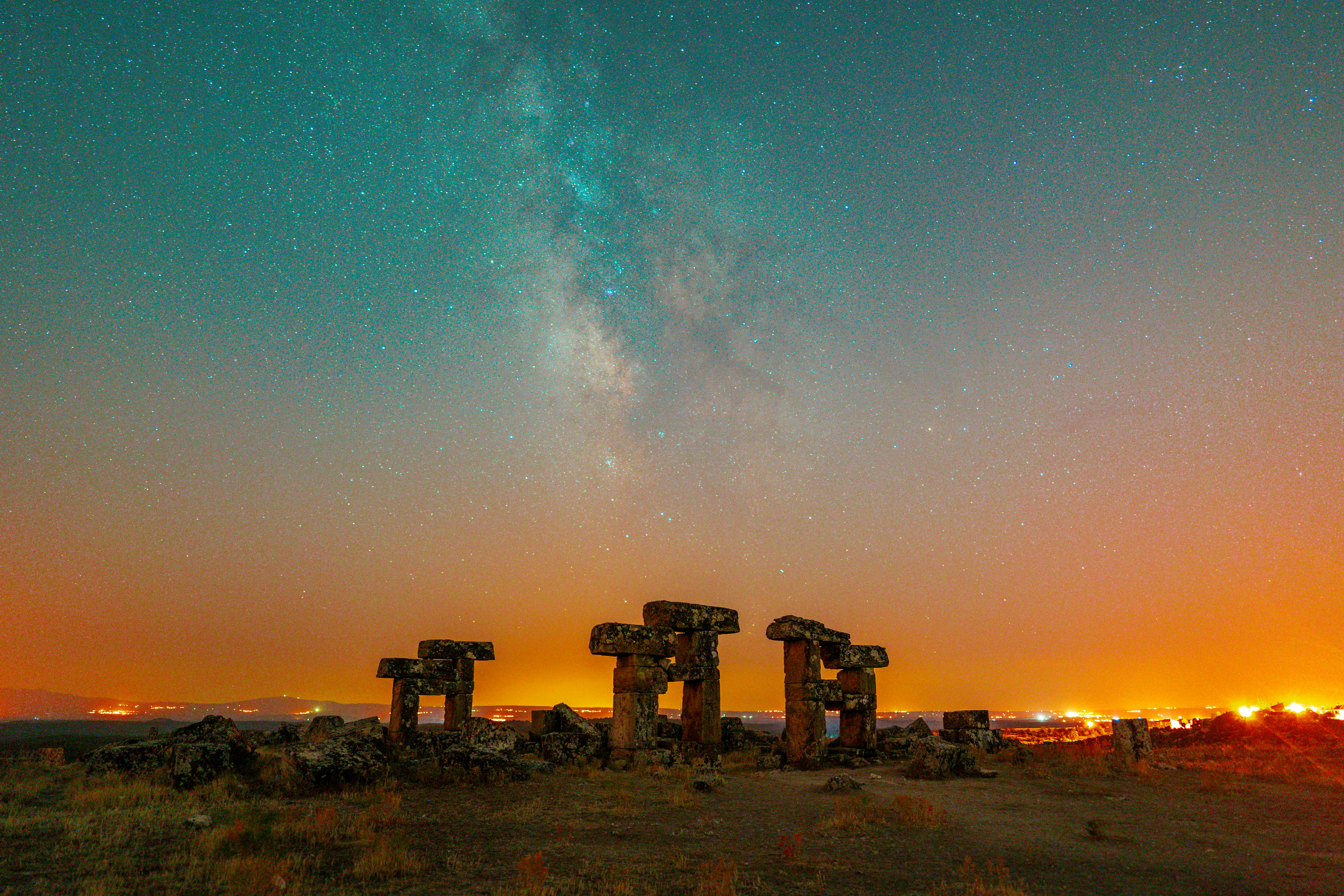 the milky way over the ancient ruins of the mesa