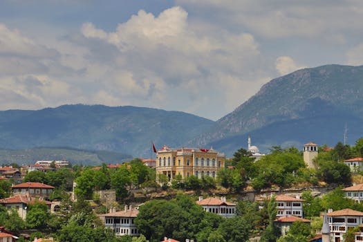 Explore the charming town of Safranbolu in Türkiye, showcasing its historic architecture and scenic mountain backdrop.