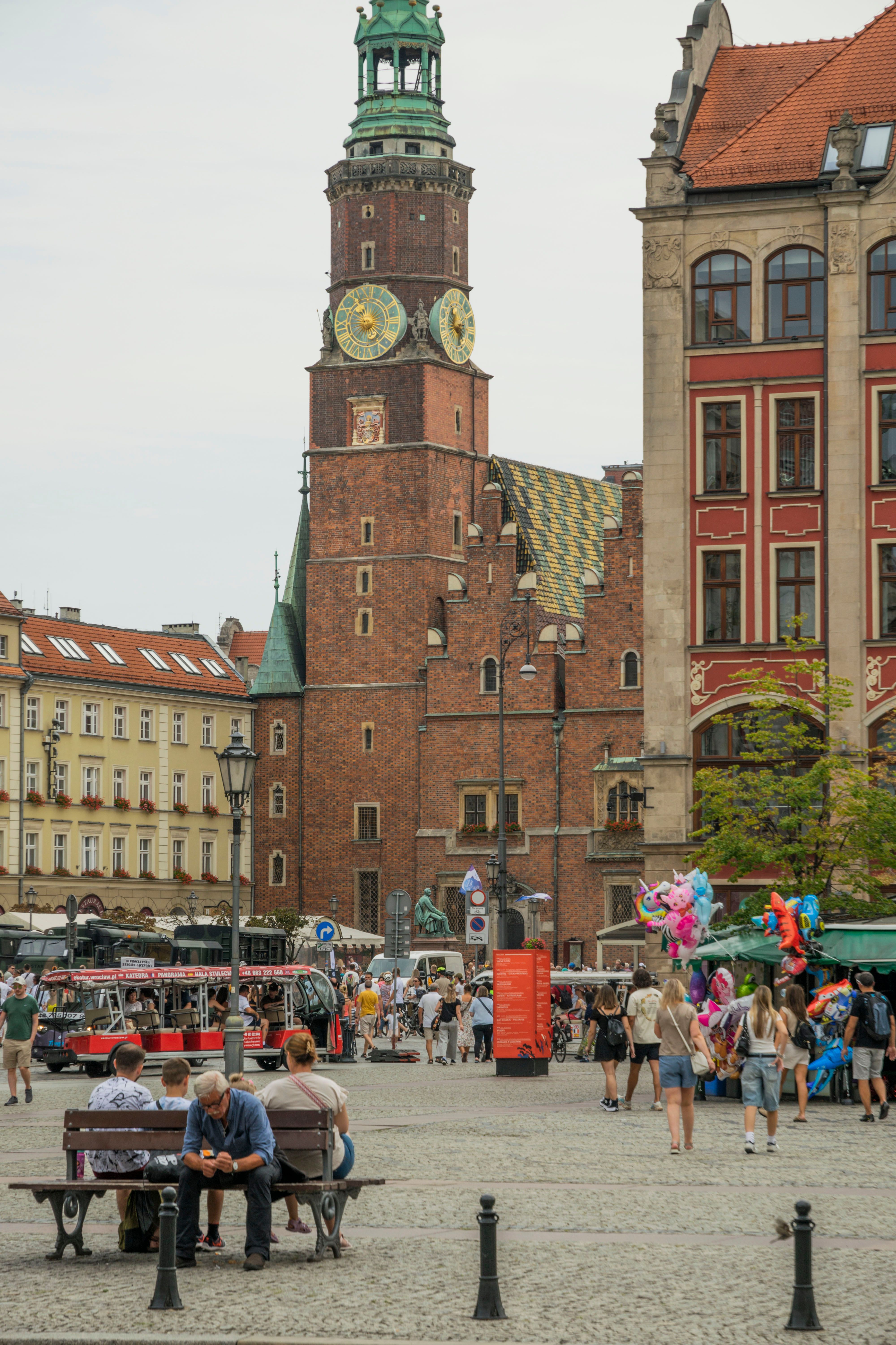 Rynek we Wrocławiu ratusz od strony Placu Solnego · Free Stock Photo