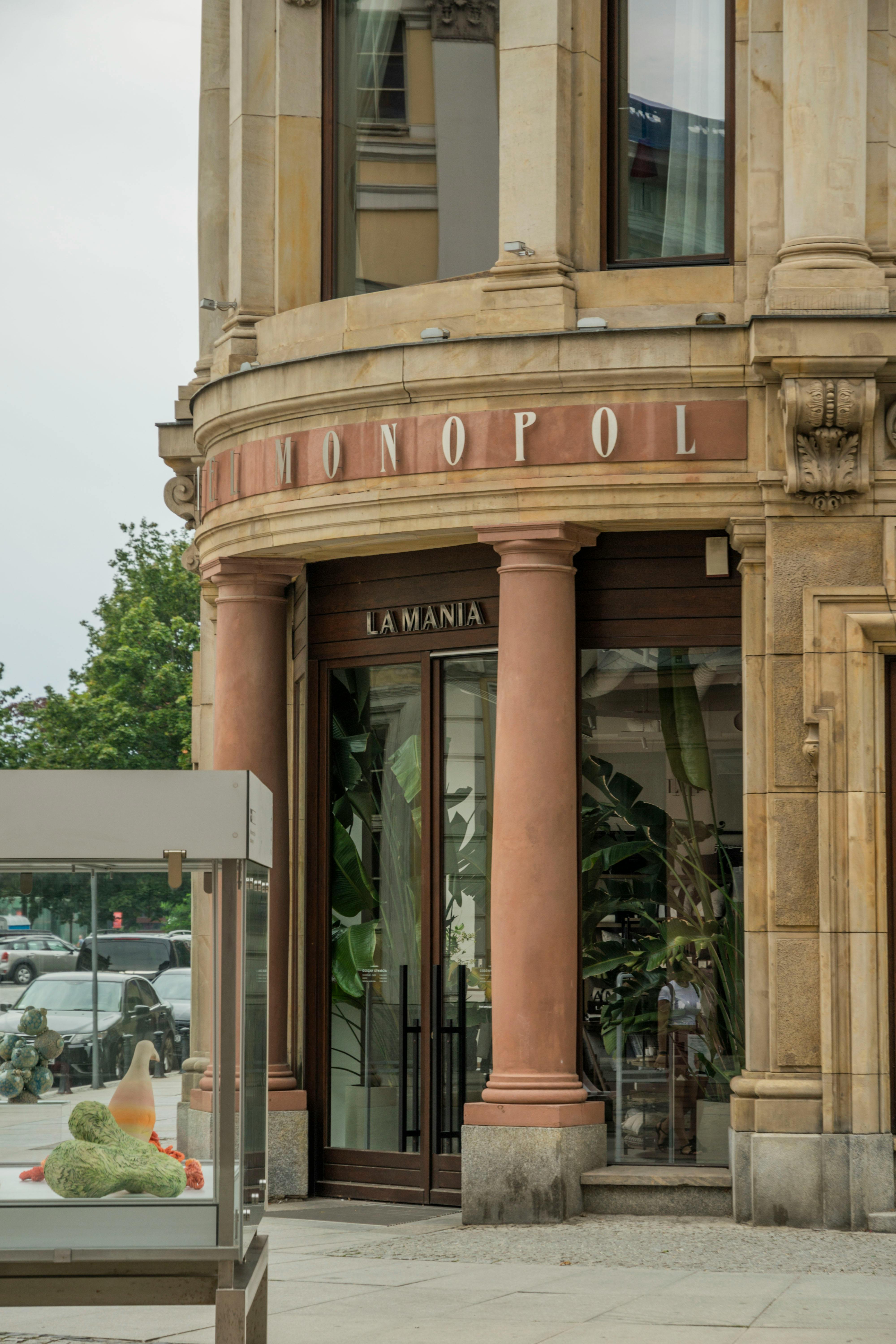 Modern bir iş merkezi veya otel binası