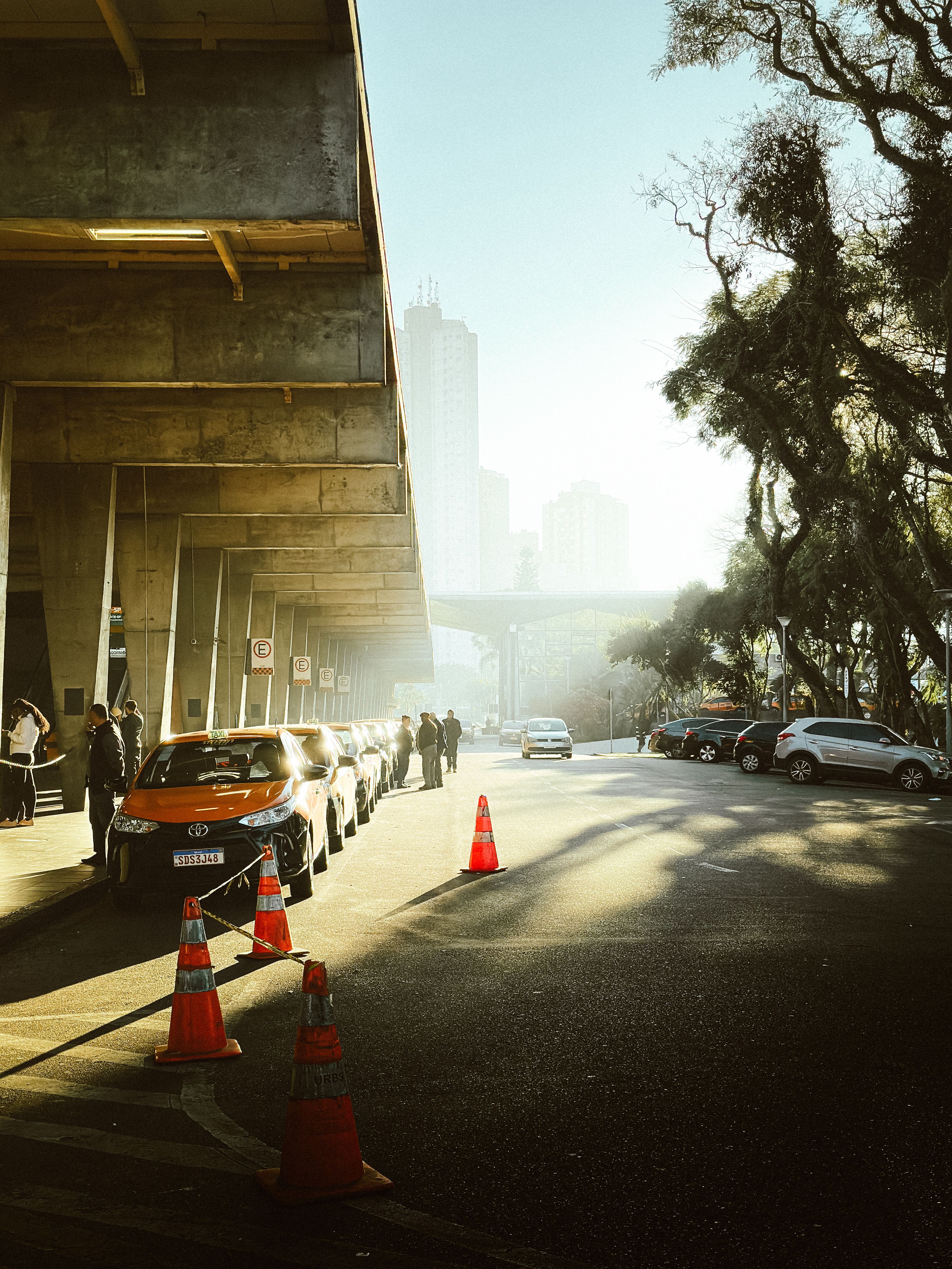 A view of a city street with cars parked · Free Stock Photo