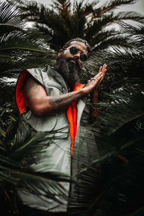 Palmiye Bitkilerinin Yanında Duran Adamın Düşük Açılı Fotoğrafı