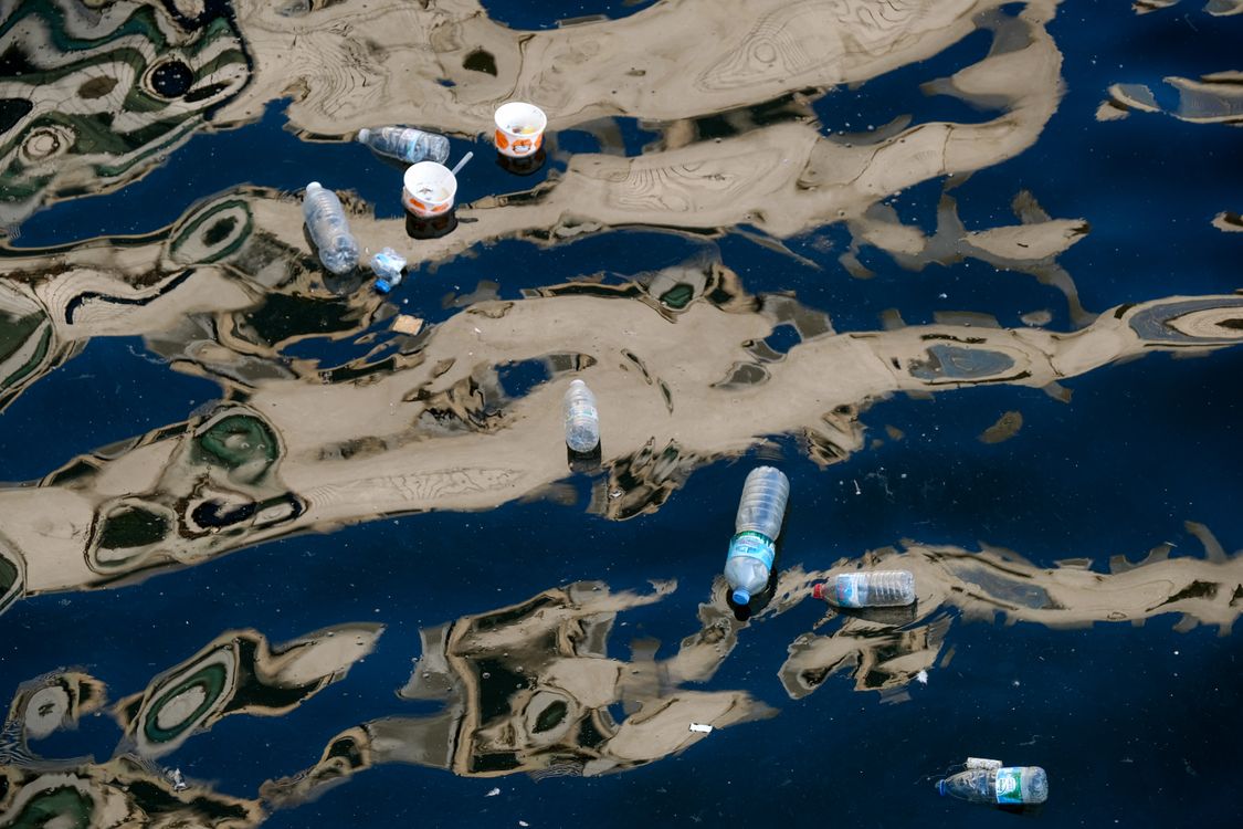 Plastične boce i otpad plutaju u zagađenoj vodi ilustrirajući problem mikroplastike