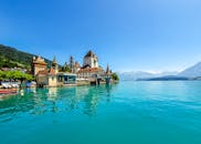 在瑞士图恩湖碧绿岸边，体验迷人的奥伯霍芬城堡