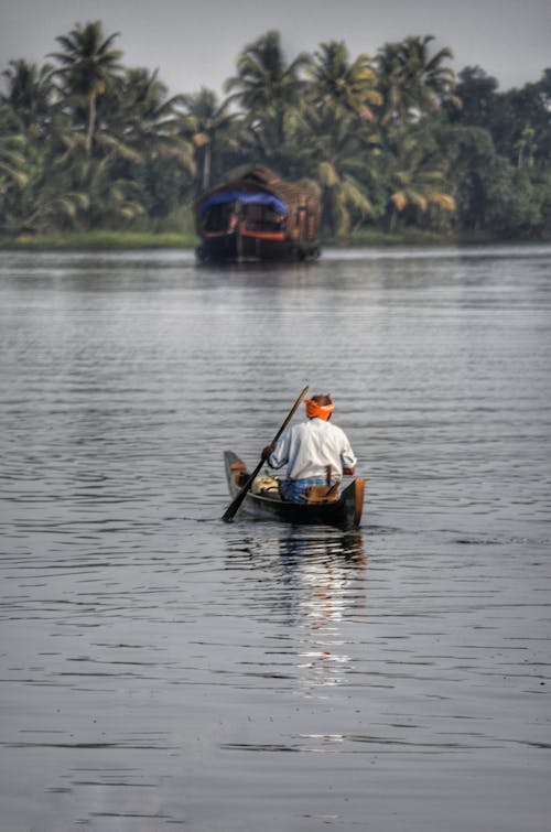 Orang Yang Mengendarai Kayak