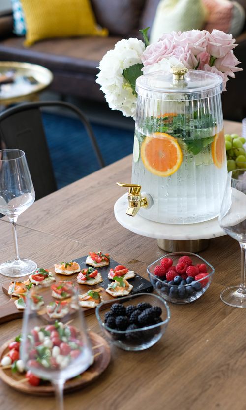 Free Stylish brunch table with infused water, fresh fruits, and appetizers, perfect for social gatherings. Stock Photo