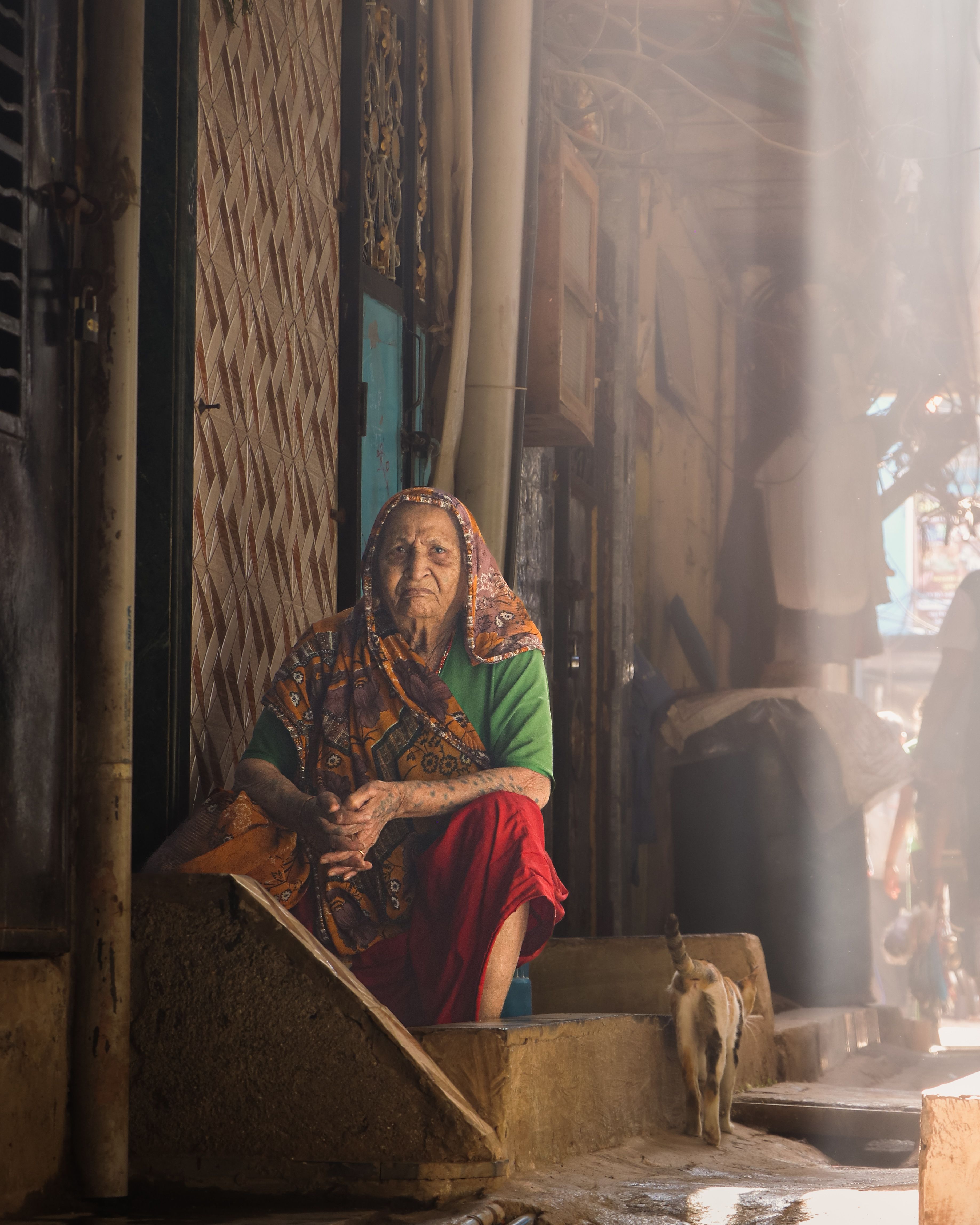 Shaam ki thodi si sukoon, Mumbai ki galiyon mein 😊🌅. Evening walks never fail to amaze me, especially when I see didis like her enjoying the sunset in their own little way 💛 #tolee #mumbaidiaries #eveningvibes