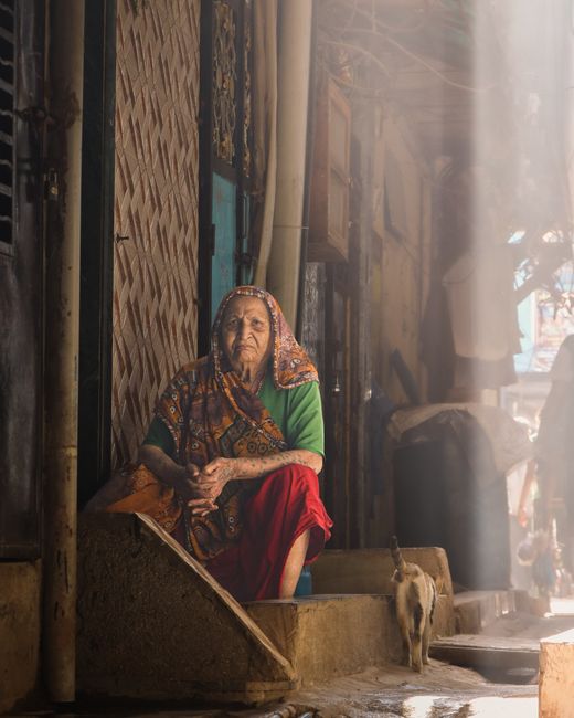 Shaam ki thodi si sukoon, Mumbai ki galiyon mein 😊🌅. Evening walks never fail to amaze me, especially when I see didis like her enjoying the sunset in their own little way 💛 #tolee #mumbaidiaries #eveningvibes