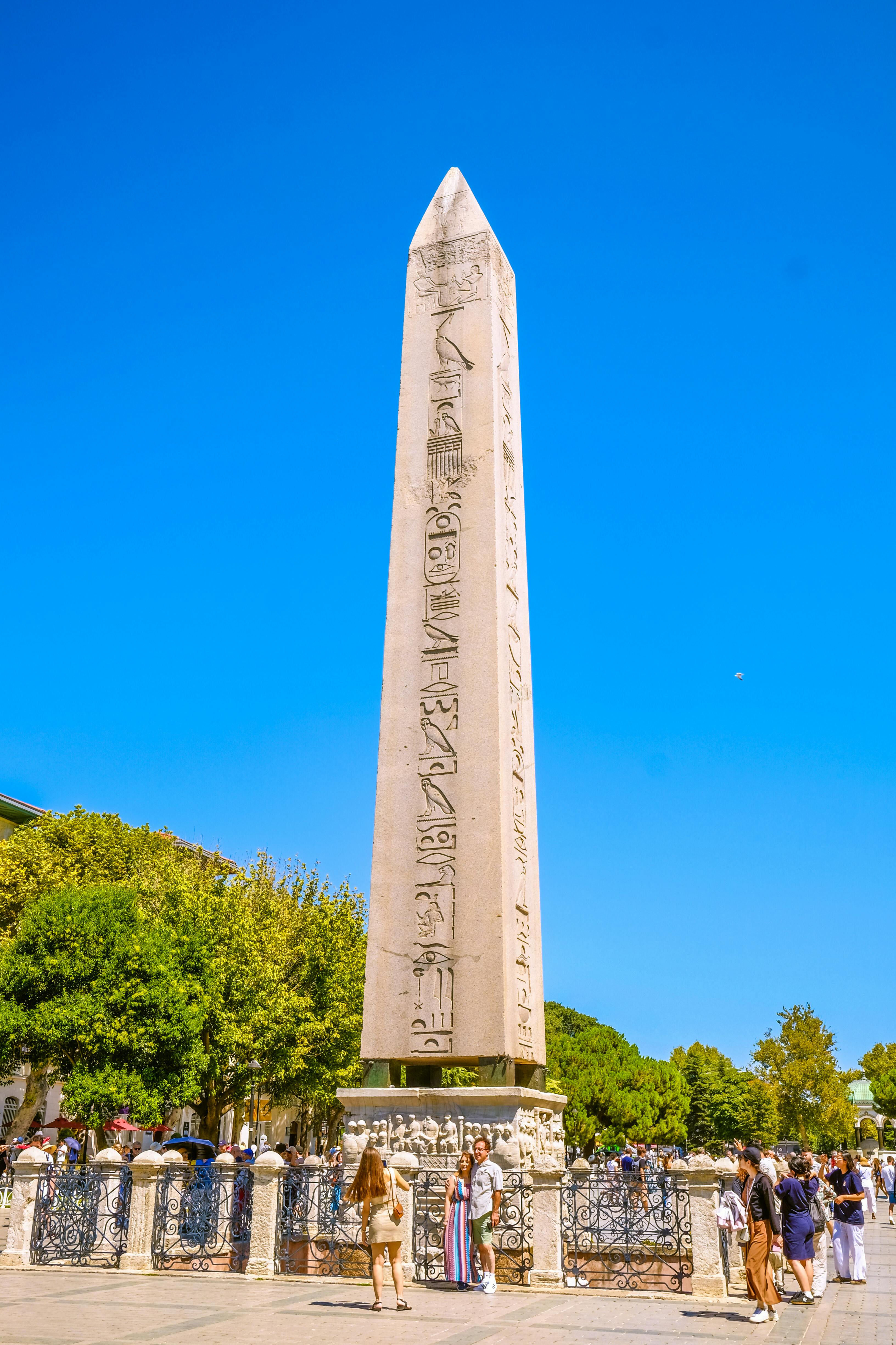 the obelisk of egypt is in the middle of a plaza