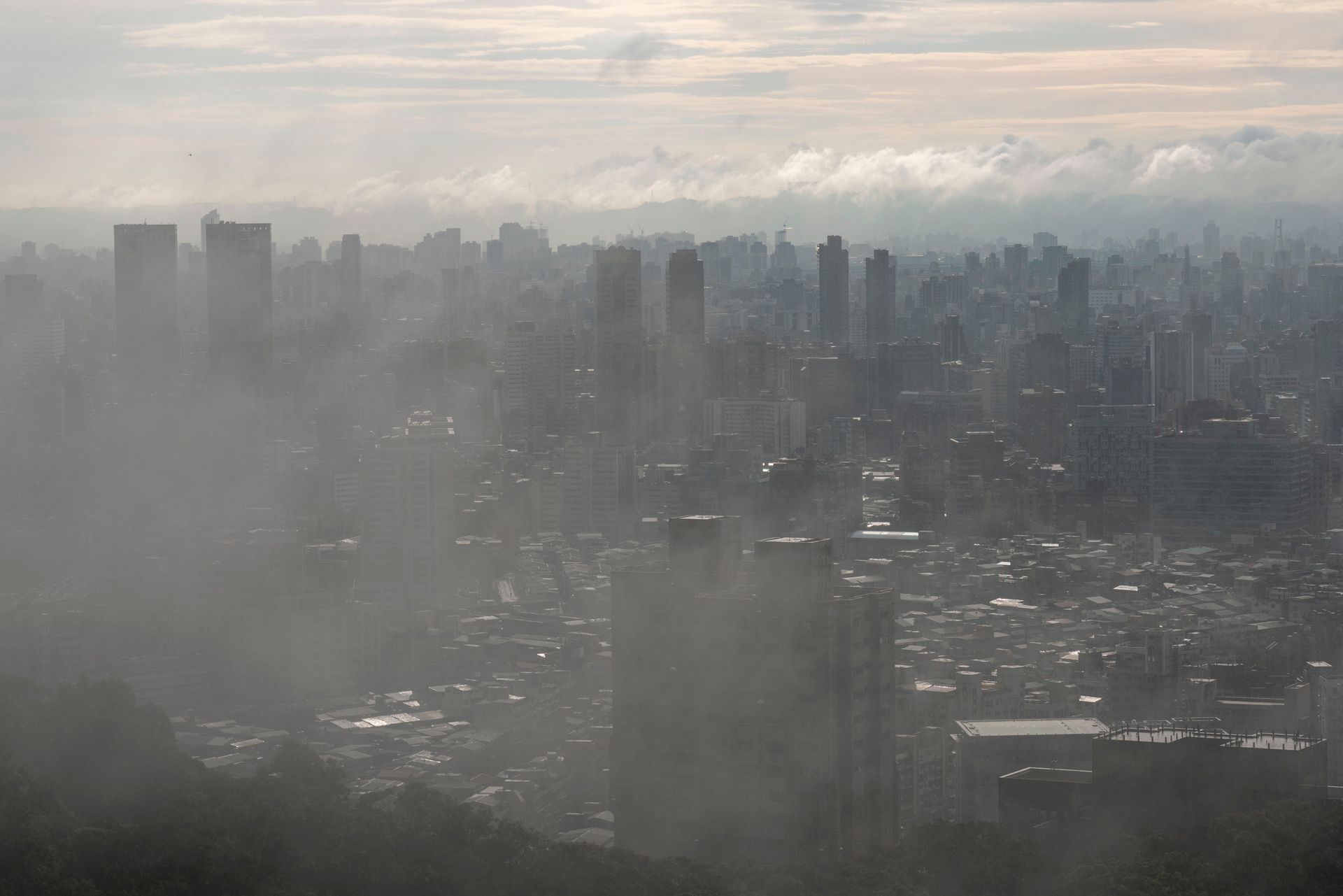 Smog y neblina sobre el perfil de una ciudad
