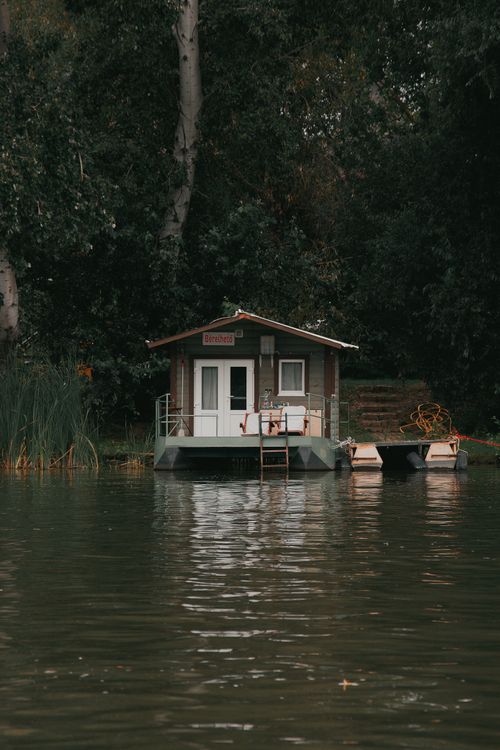 Free A tranquil floating house on a lake surrounded by lush greenery in Hungary, perfect for peaceful retreats. Stock Photo