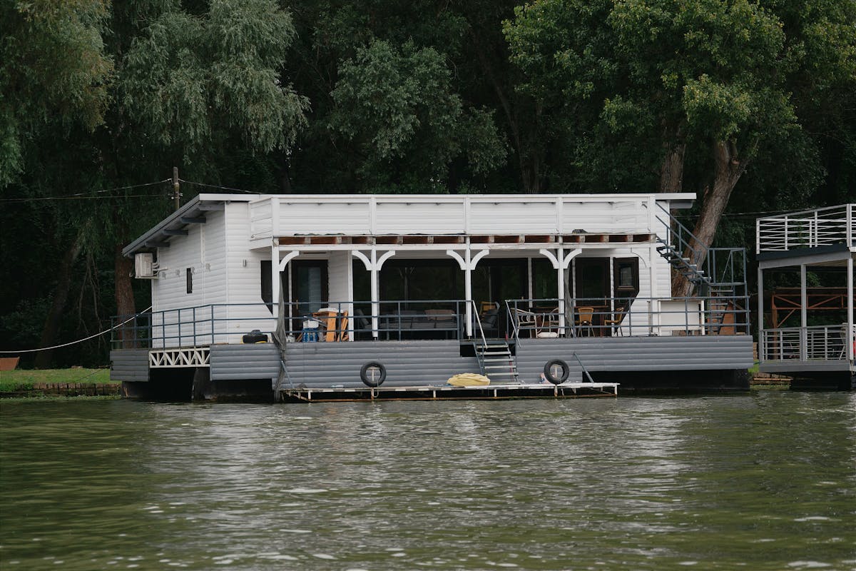 Meerblick inklusive: Schwimmendes Ferienhaus an der Ostsee