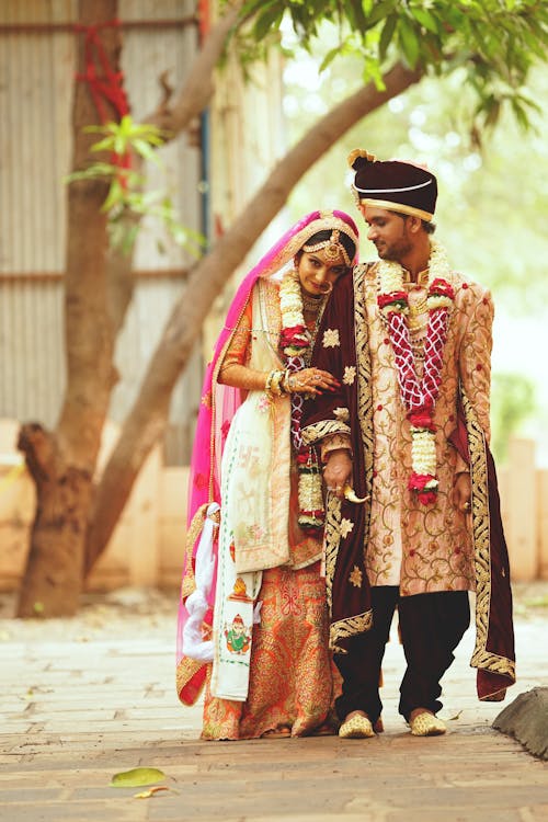 бесплатная Мужчина и женщина в традиционных свадебных костюмах Стоковое фото
