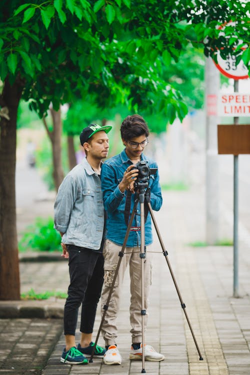 写真を撮る別の男の横に立っている男