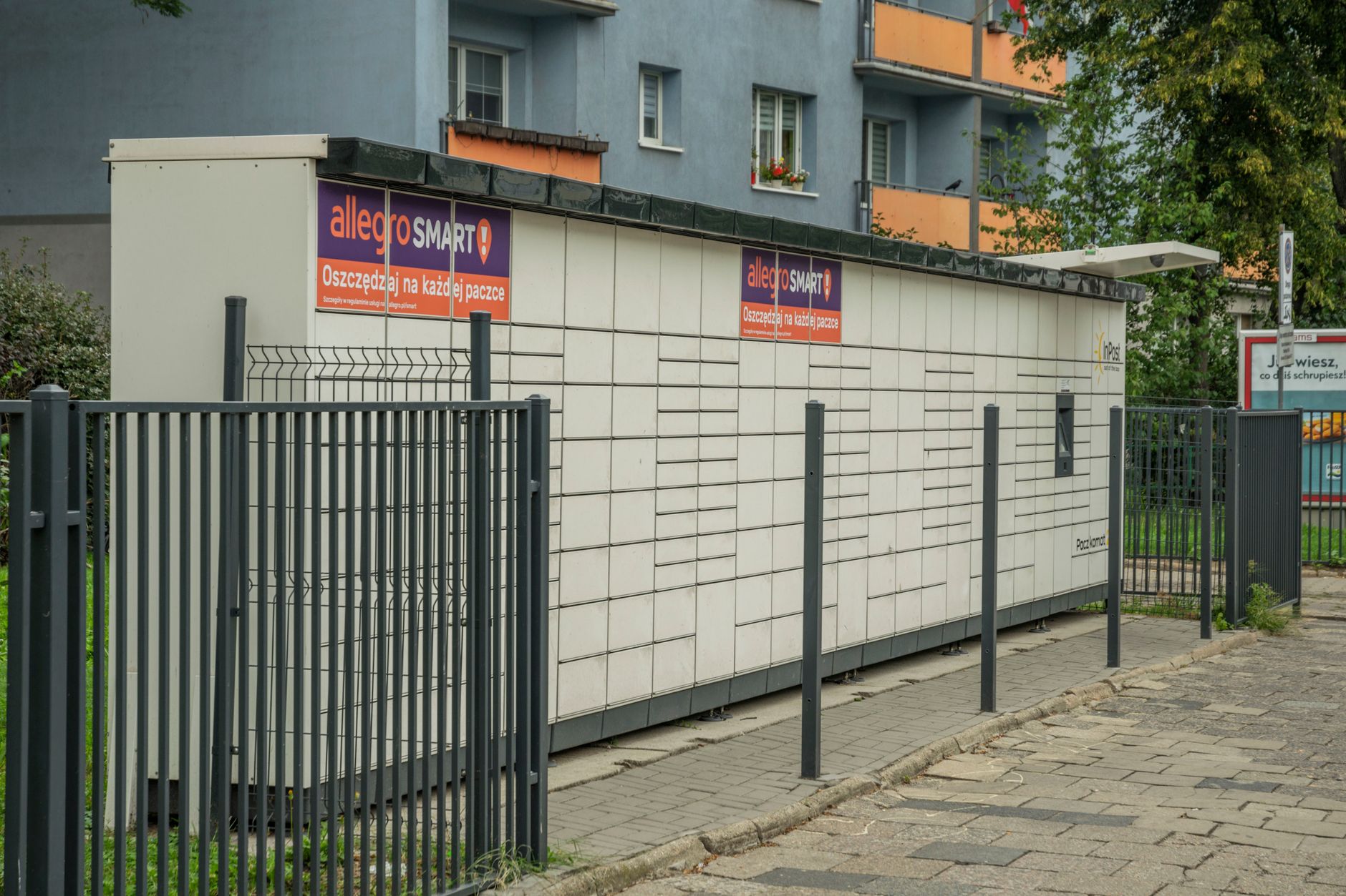 Varşova'da pembe renkli kürtaj hapı dağıtım dolabı